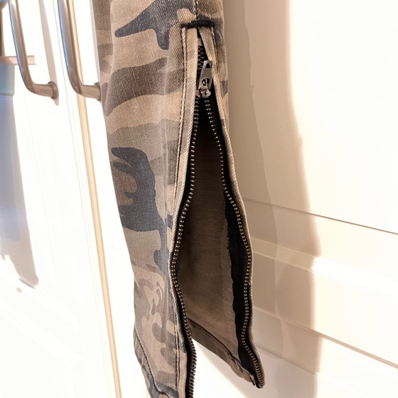Sanctuary camo jeans barely worn, zippers at ankle. Purchased 2021 - Picture 4 of 4